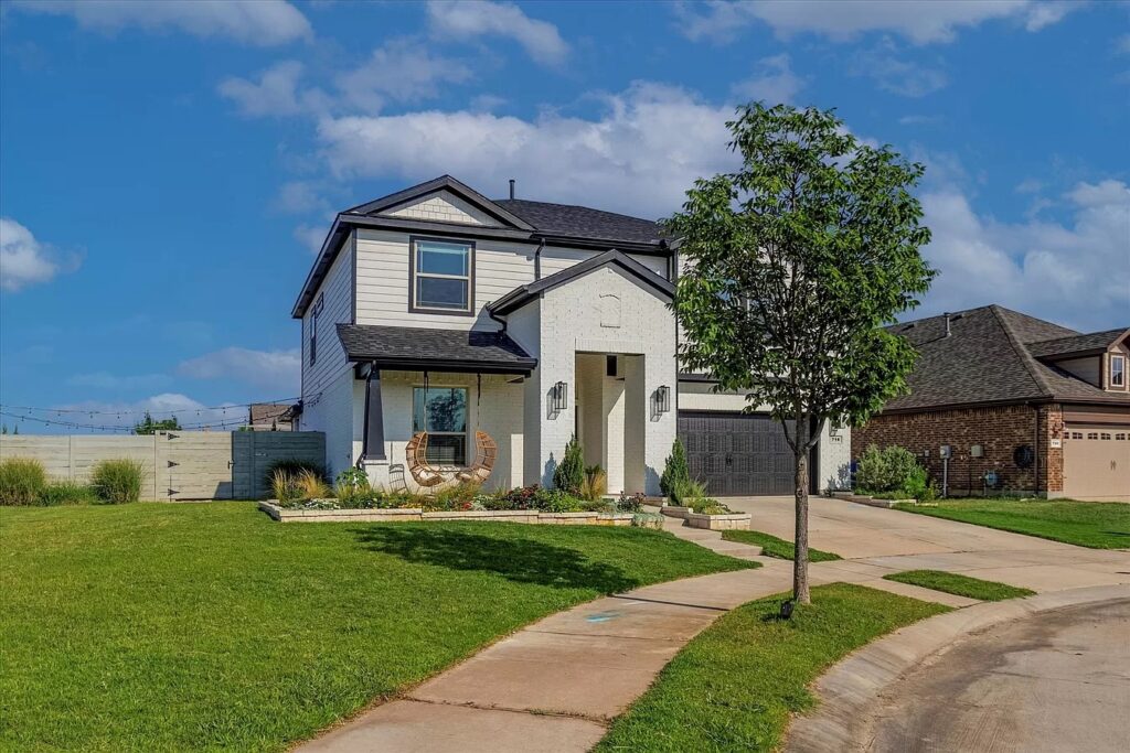 This image has an empty alt attribute; its file name is 01-hero-fort-worth-home-1024x683.jpg